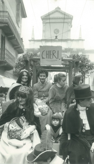 Donatella Barberis, in basso a sinistra, Bela Tessiòira 1980